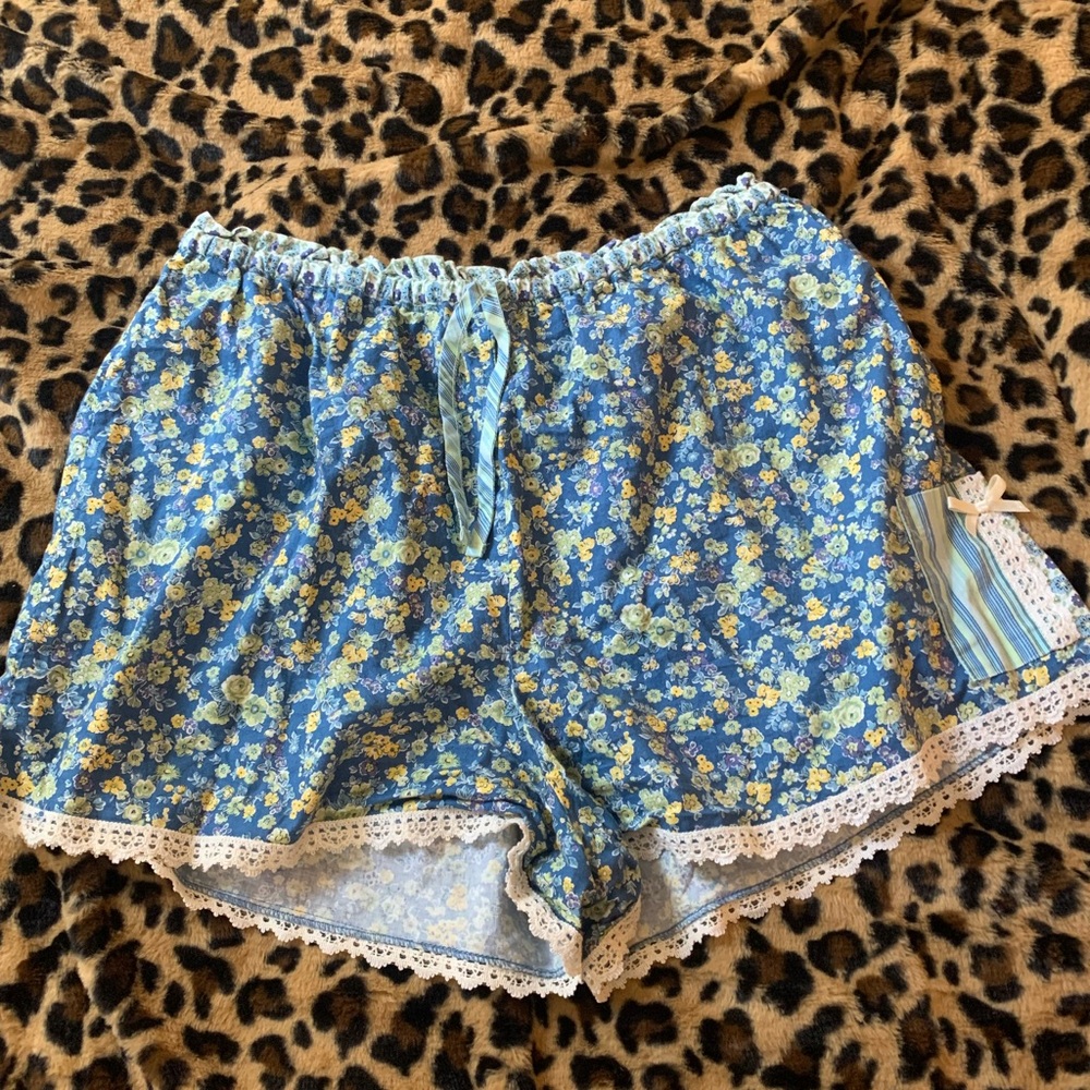 Secret treasure floral and lace shorts sz L